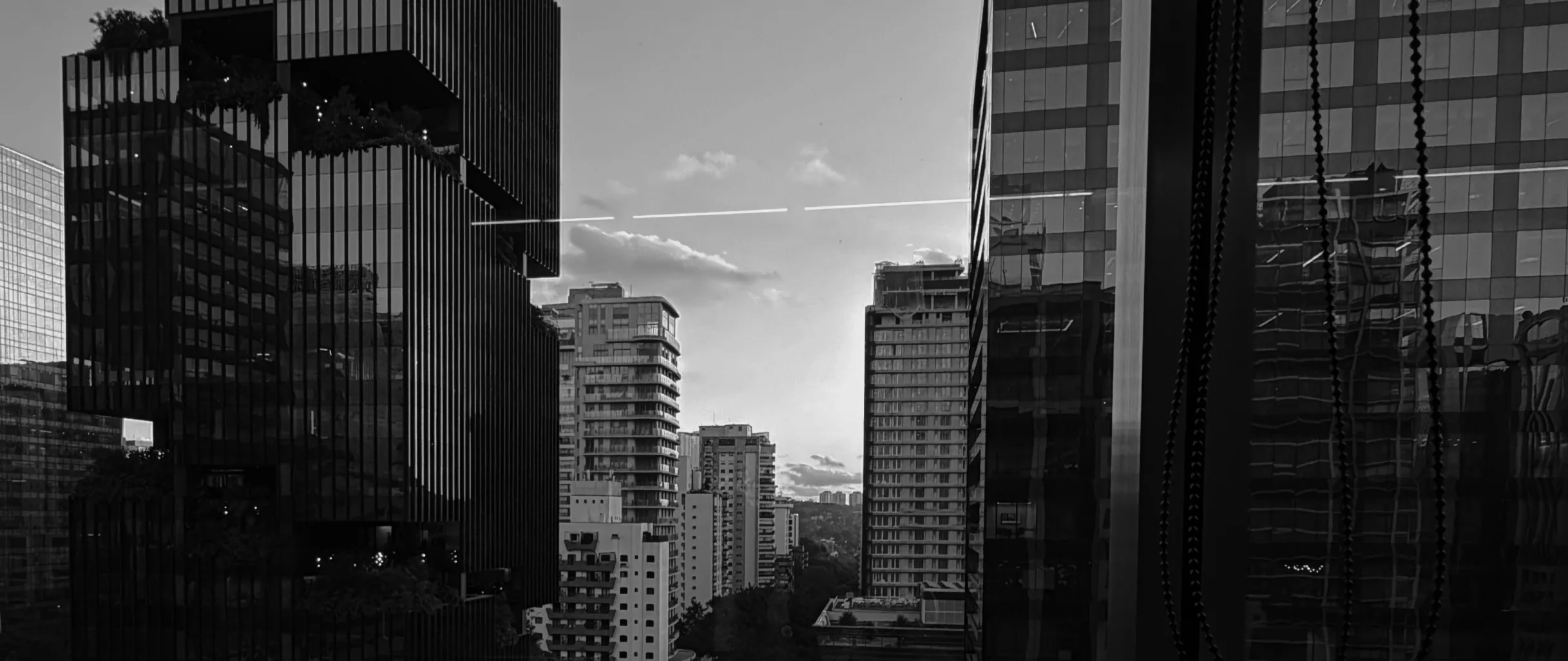 Vista em preto e branco de arranha-céus do centro financeiro de São Paulo