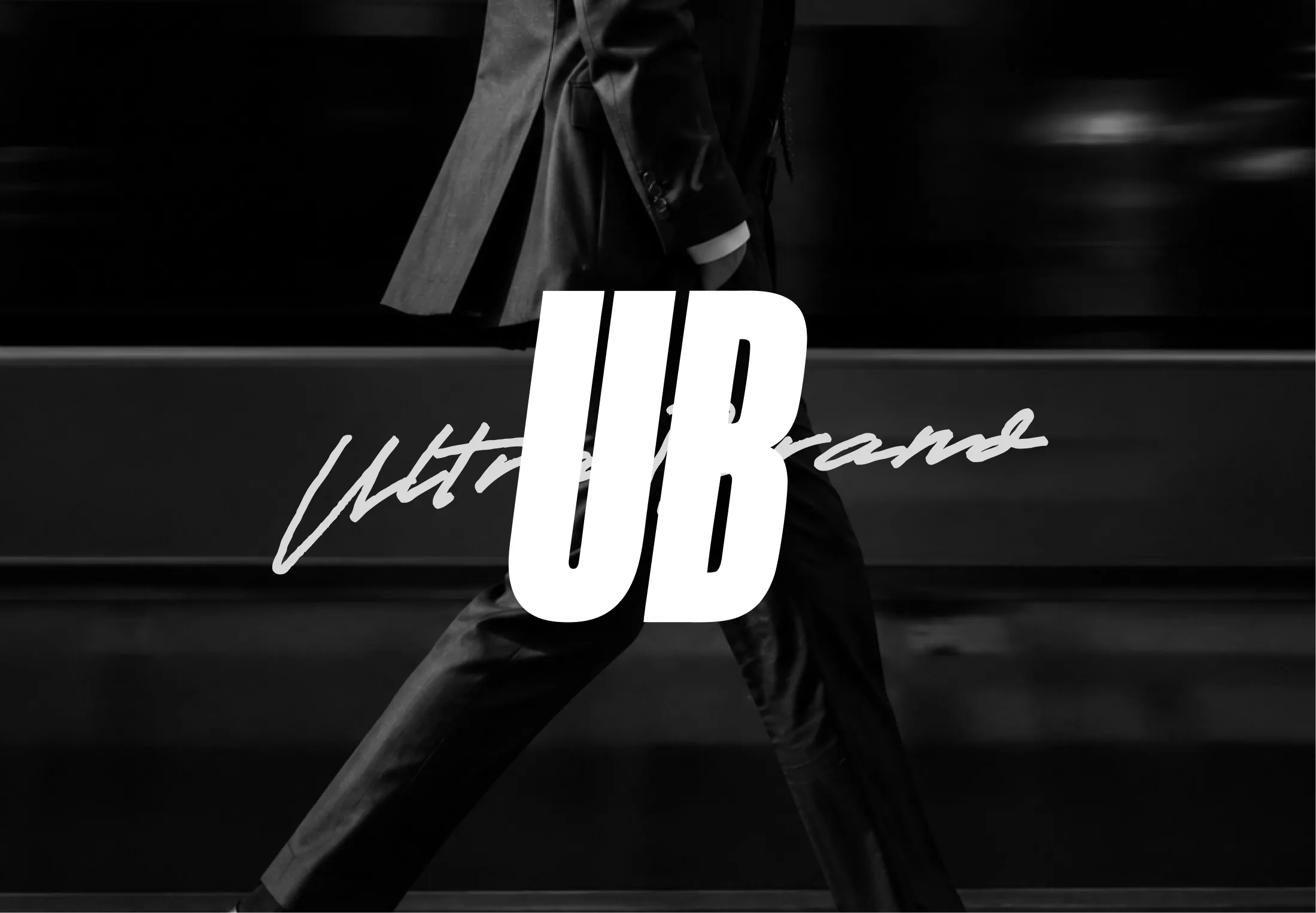 Logomarca UB da UltraBrand sobre fotografia em preto e branco